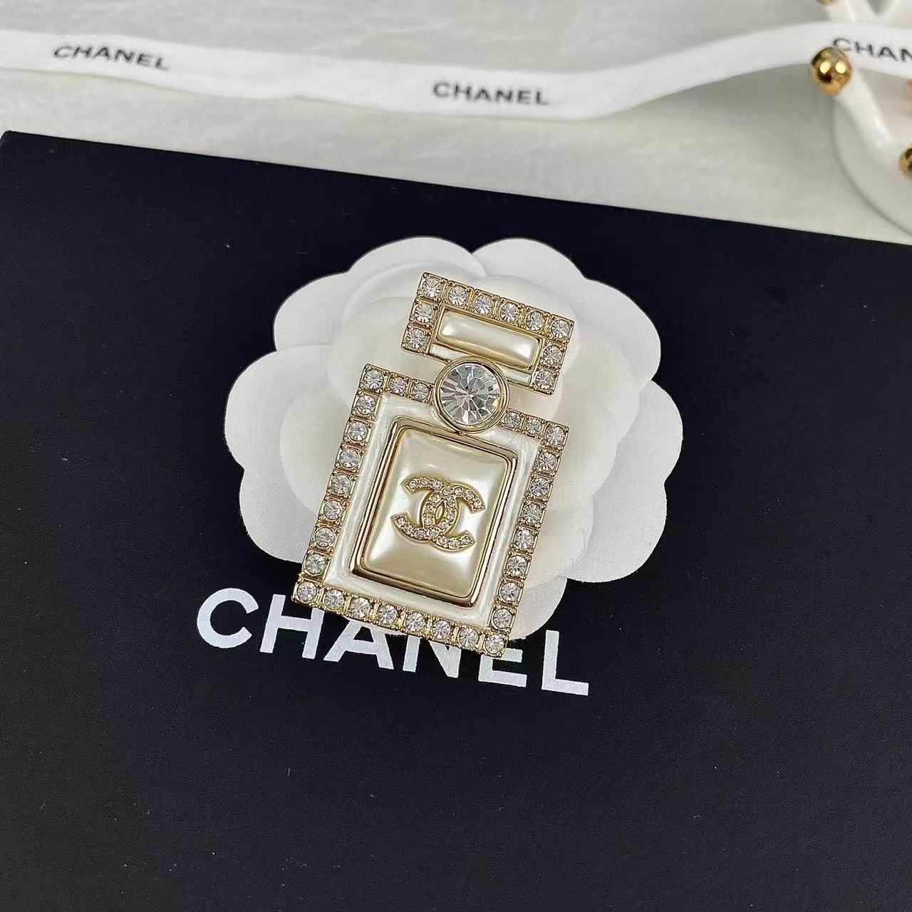 CHANE1 ダブルC フレグランスボトル ダイヤモンドブローチ【50％割引+送料無料】