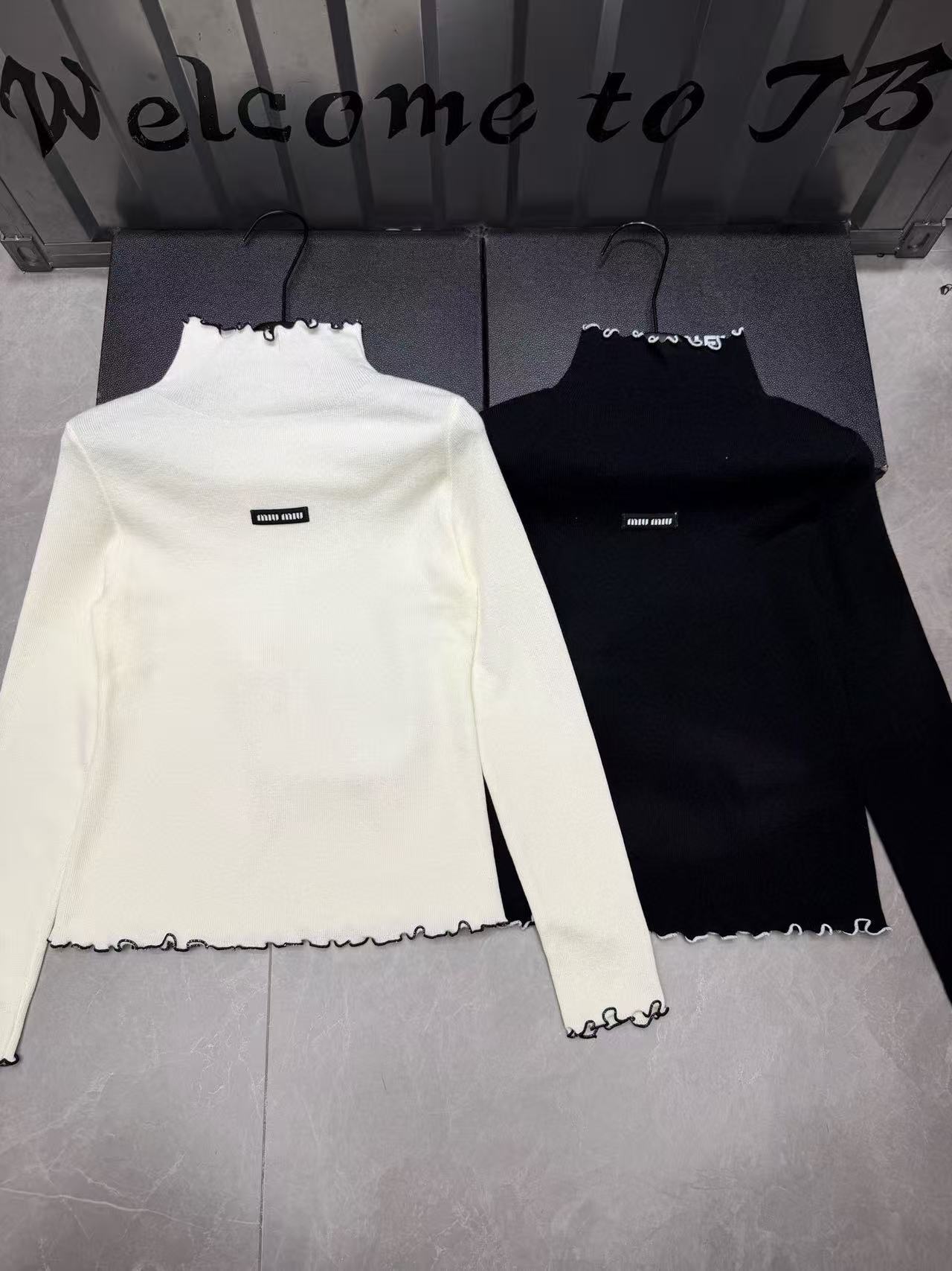 M1UM1U シンプルレタータートルネックセーター【50％割引+送料無料】