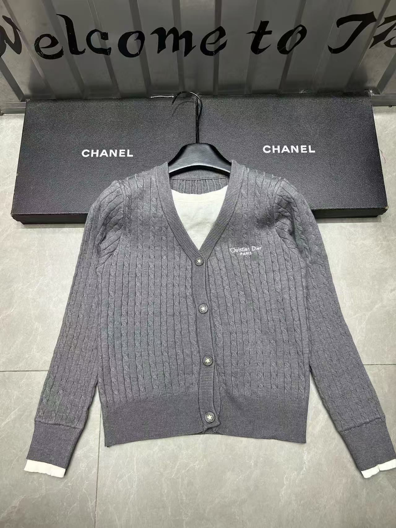 DIOR エンブロイダリーレター Vネック ウールカーディガン【50％割引+送料無料】