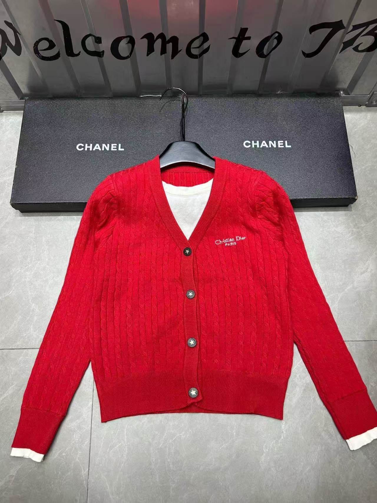 DIOR エンブロイダリーレター Vネック ウールカーディガン【50％割引+送料無料】