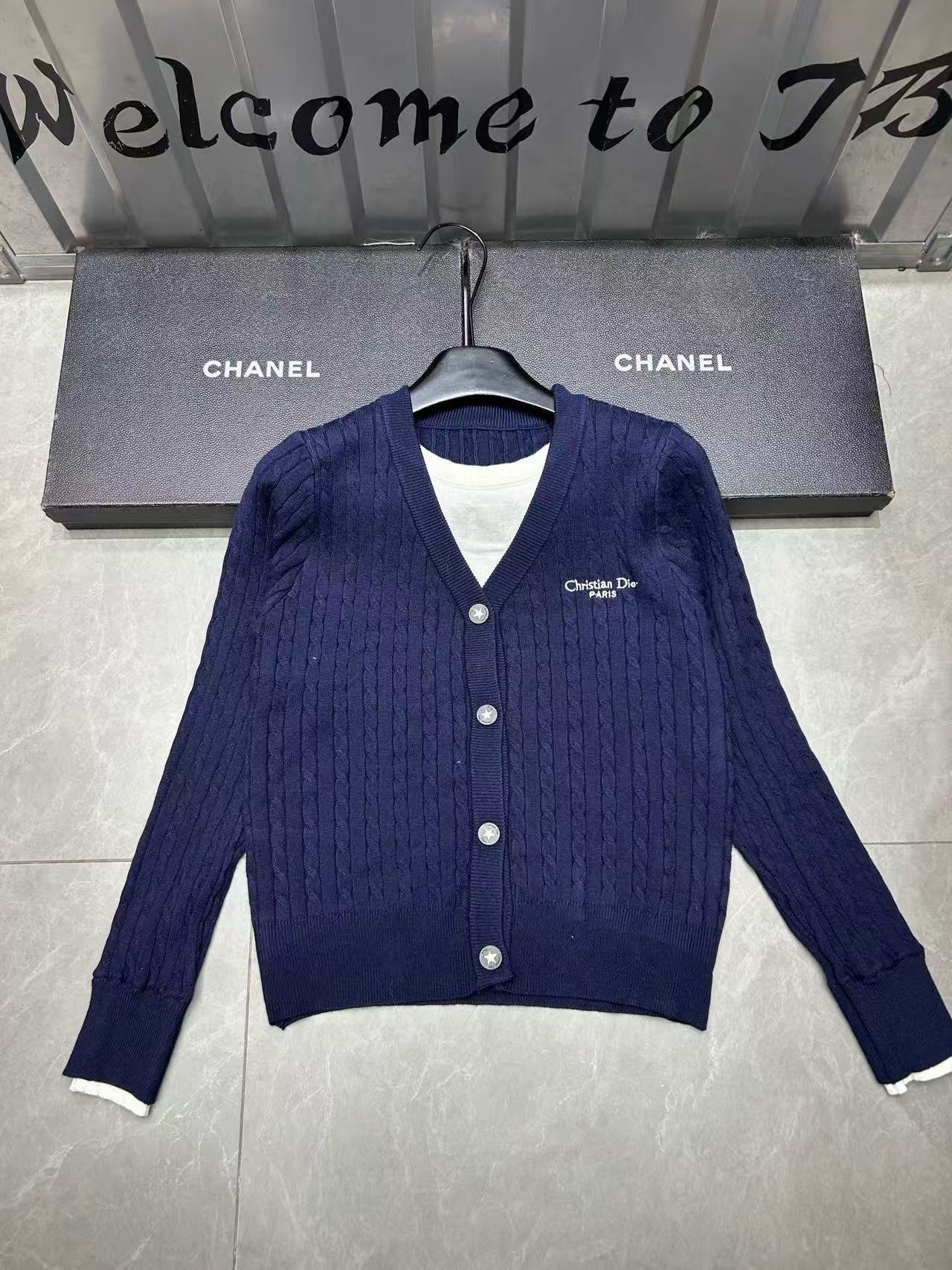 DIOR エンブロイダリーレター Vネック ウールカーディガン【50％割引+送料無料】