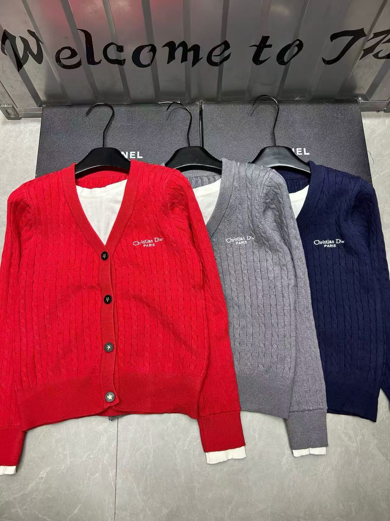 DIOR エンブロイダリーレター Vネック ウールカーディガン【50％割引+送料無料】