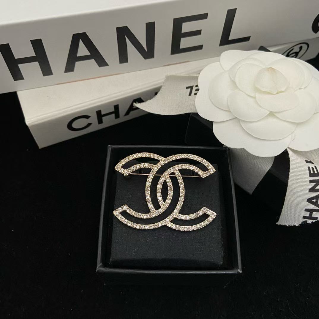 CHANE1 ダブルC 透かし彫りブローチ【50％割引+送料無料】
