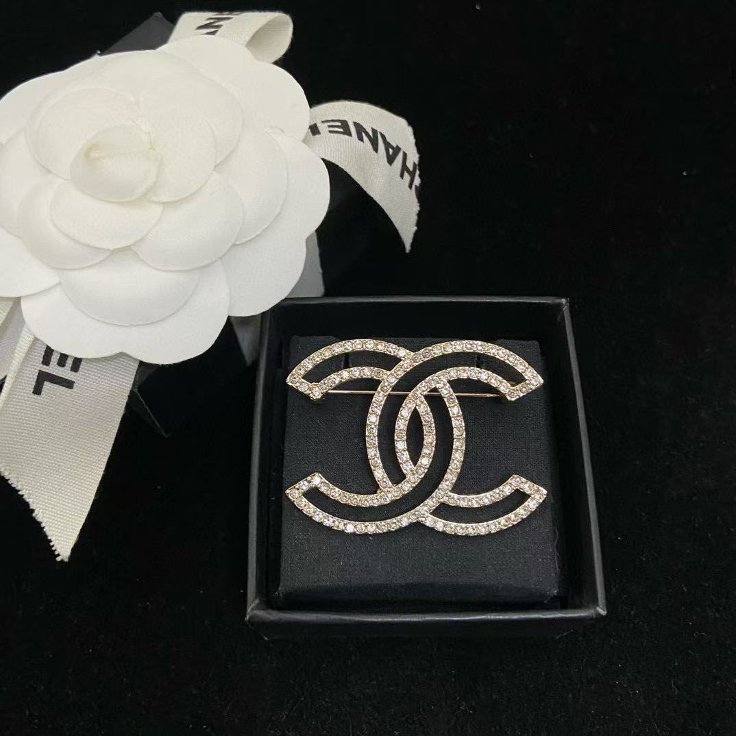 CHANE1 ダブルC 透かし彫りブローチ【50％割引+送料無料】