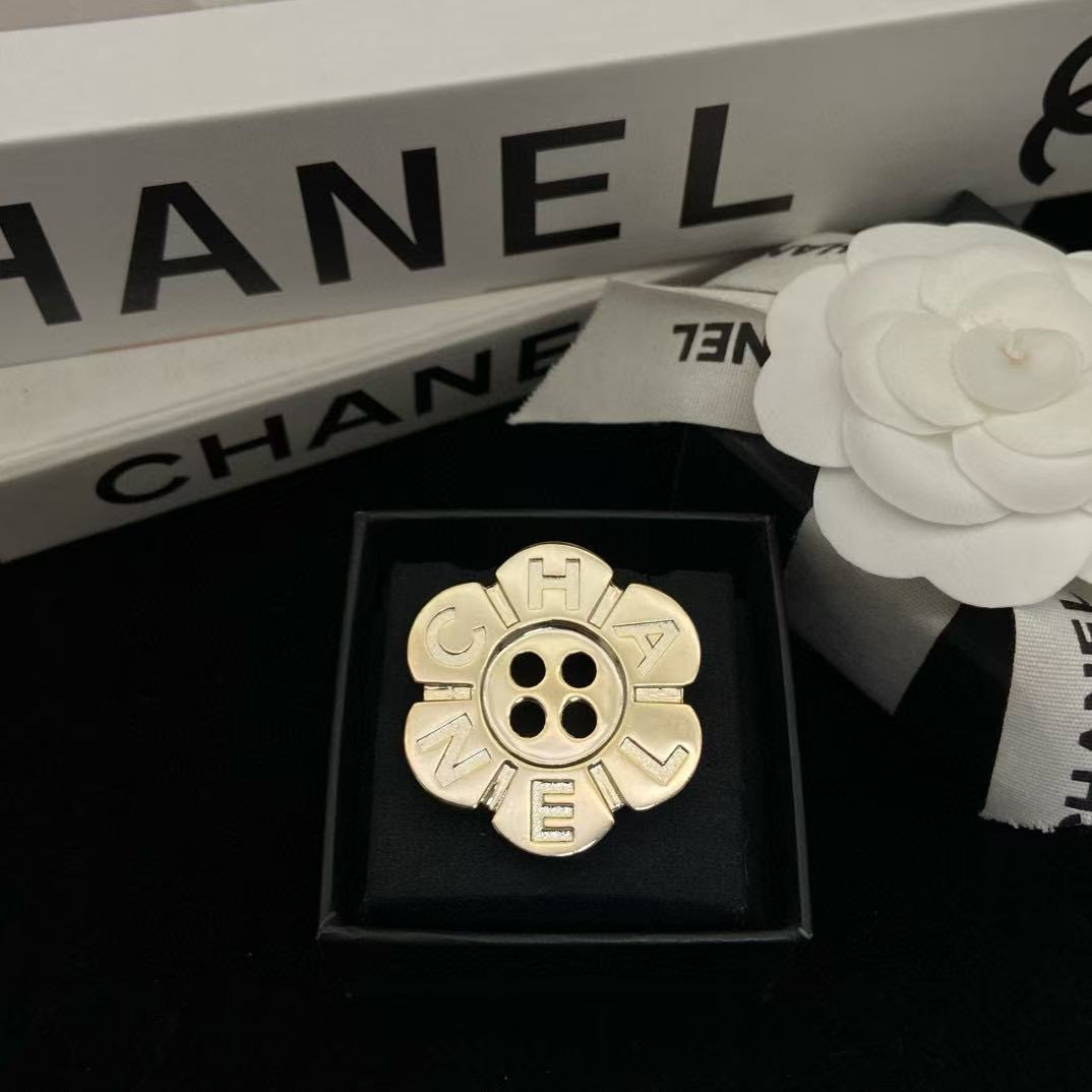CHANE1 フラワーボタンレターブローチ【50％割引+送料無料】