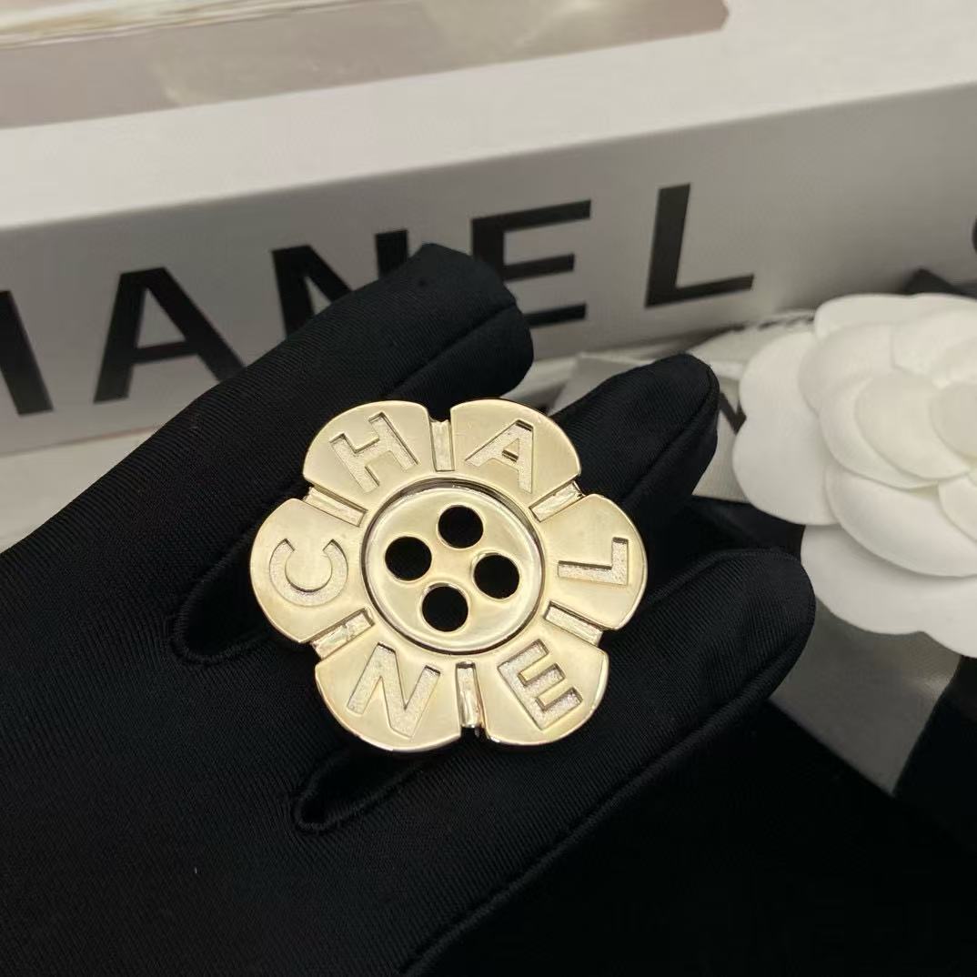 CHANE1 フラワーボタンレターブローチ【50％割引+送料無料】