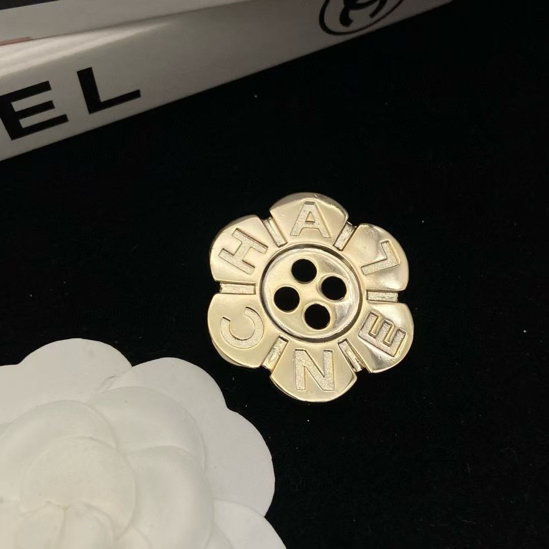 CHANE1 フラワーボタンレターブローチ【50％割引+送料無料】