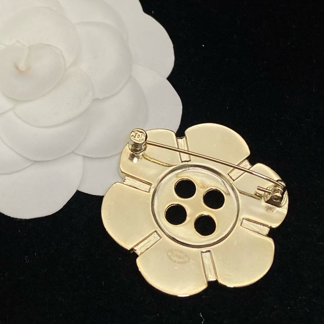 CHANE1 フラワーボタンレターブローチ【50％割引+送料無料】