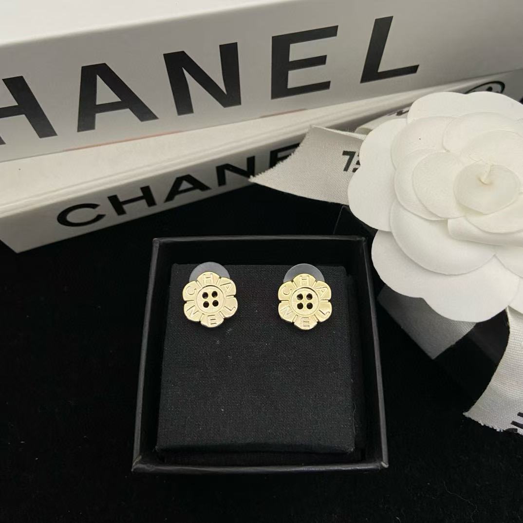 CHANE1 フラワーボタン レター スタッドピアス【50％割引+送料無料】