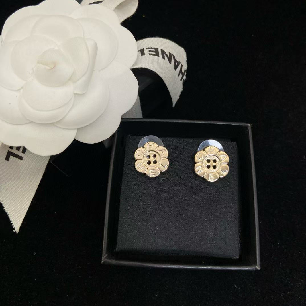 CHANE1 フラワーボタン レター スタッドピアス【50％割引+送料無料】
