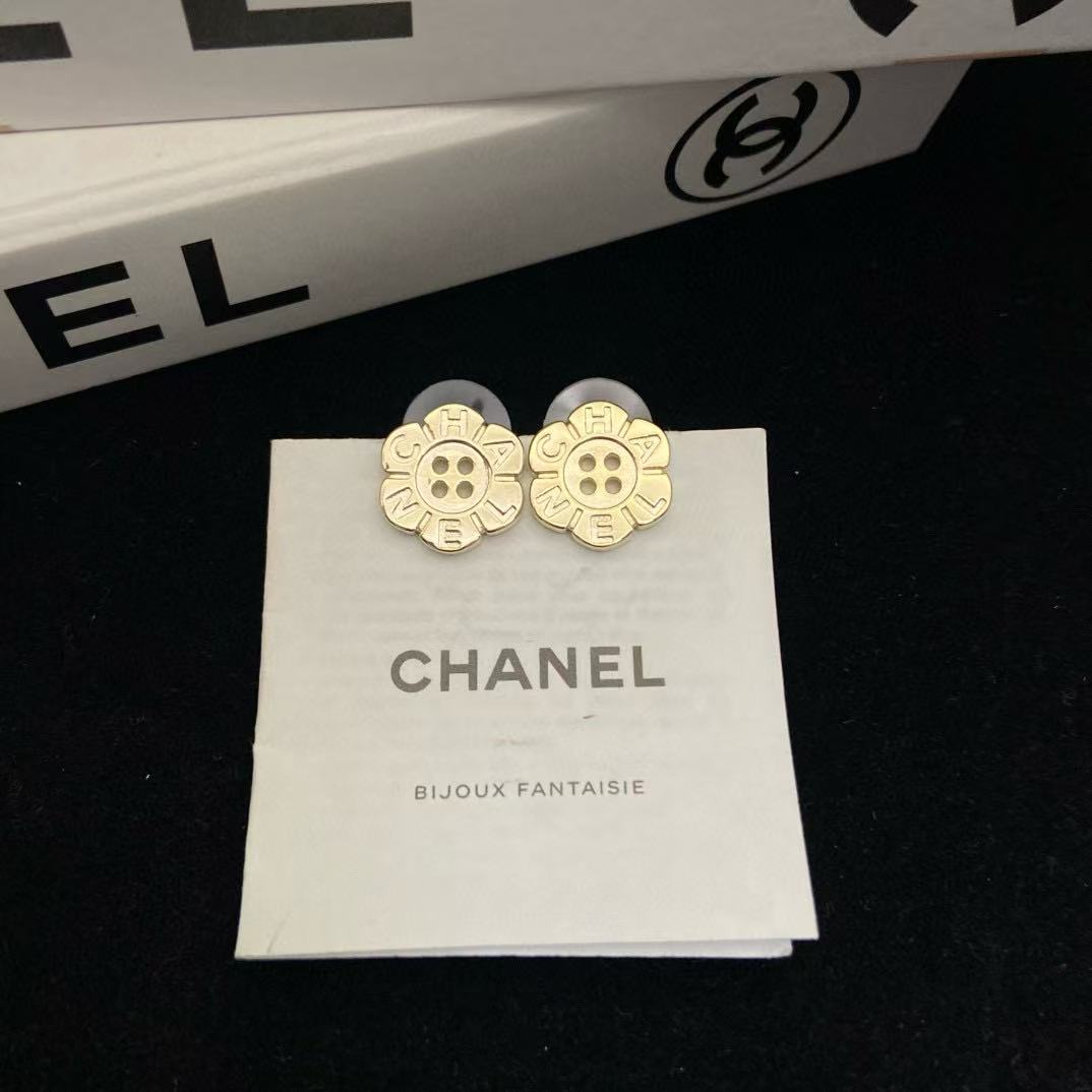CHANE1 フラワーボタン レター スタッドピアス【50％割引+送料無料】