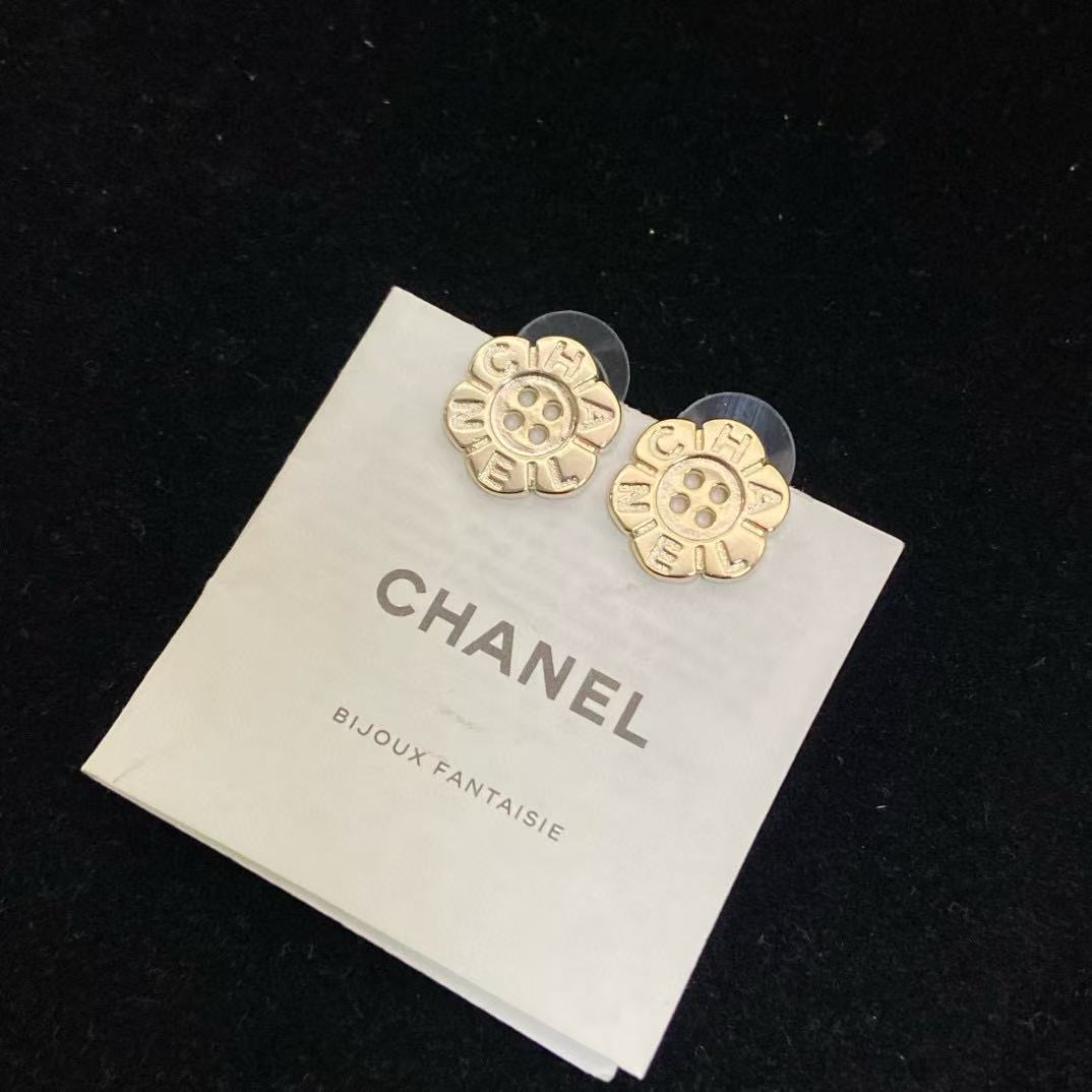 CHANE1 フラワーボタン レター スタッドピアス【50％割引+送料無料】