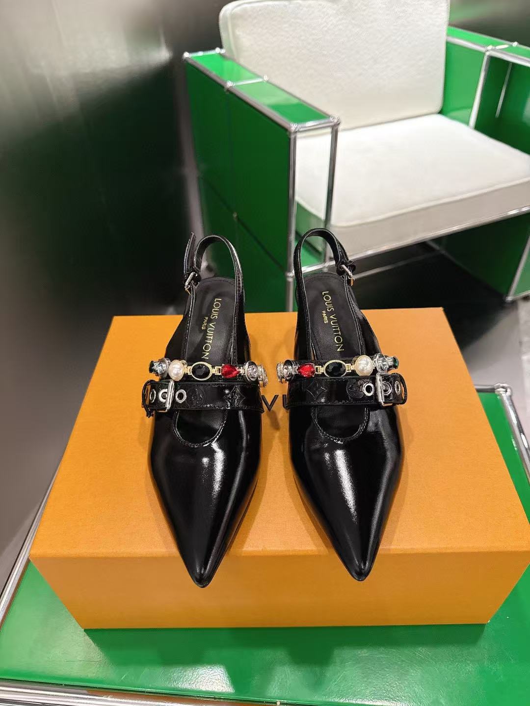 LVの高品質なポインテッドトゥのローヒールシューズ【50％割引+送料無料】