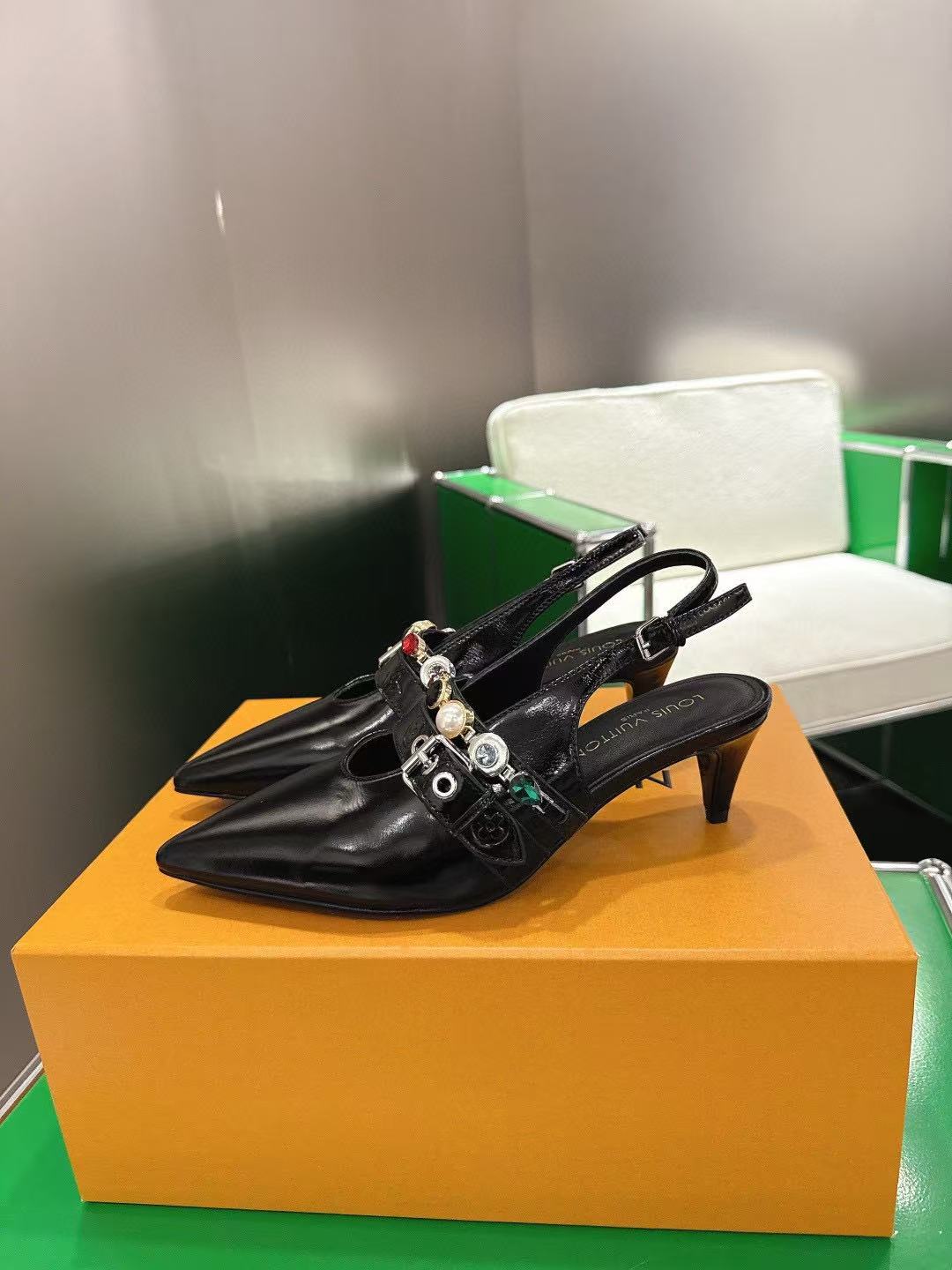 LVの高品質なポインテッドトゥのローヒールシューズ【50％割引+送料無料】