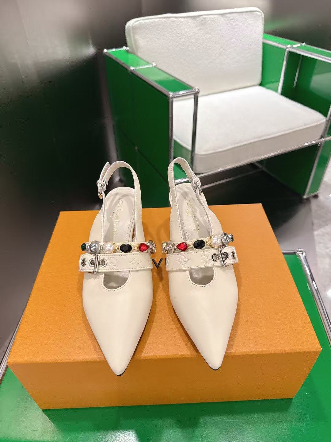 LVの高品質なポインテッドトゥのローヒールシューズ【50％割引+送料無料】