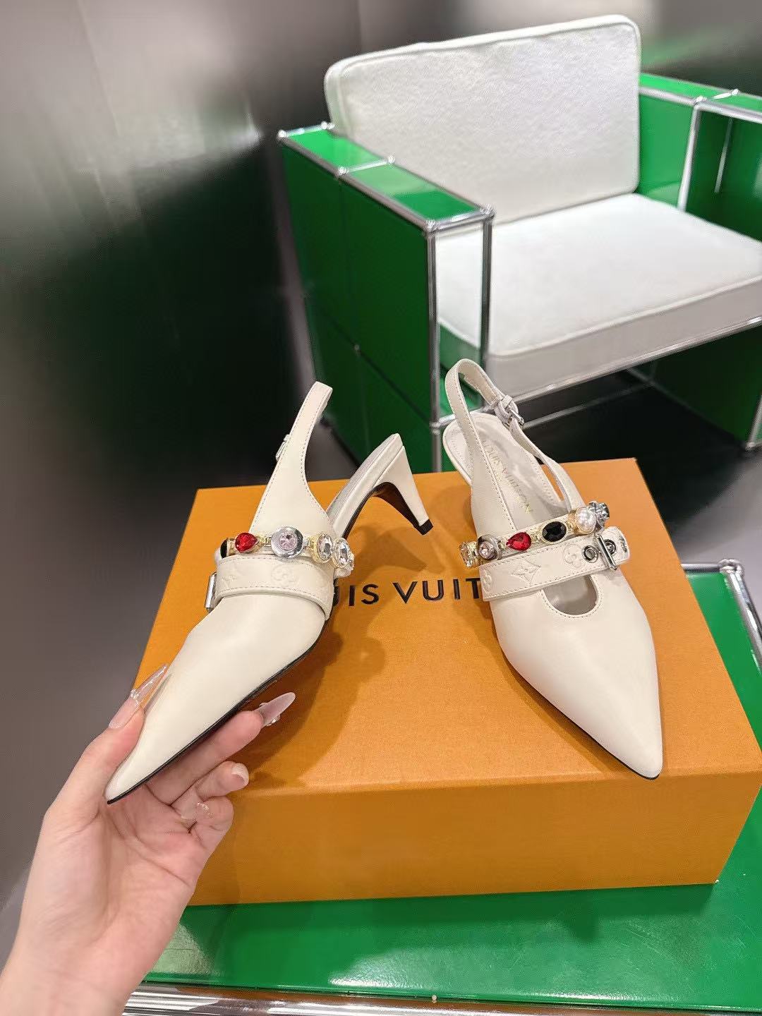 LVの高品質なポインテッドトゥのローヒールシューズ【50％割引+送料無料】