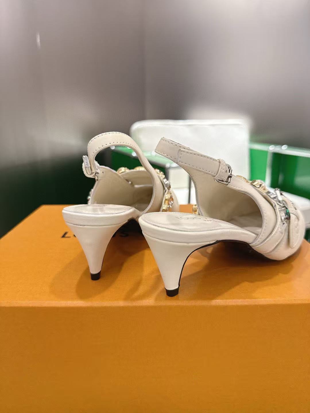 LVの高品質なポインテッドトゥのローヒールシューズ【50％割引+送料無料】