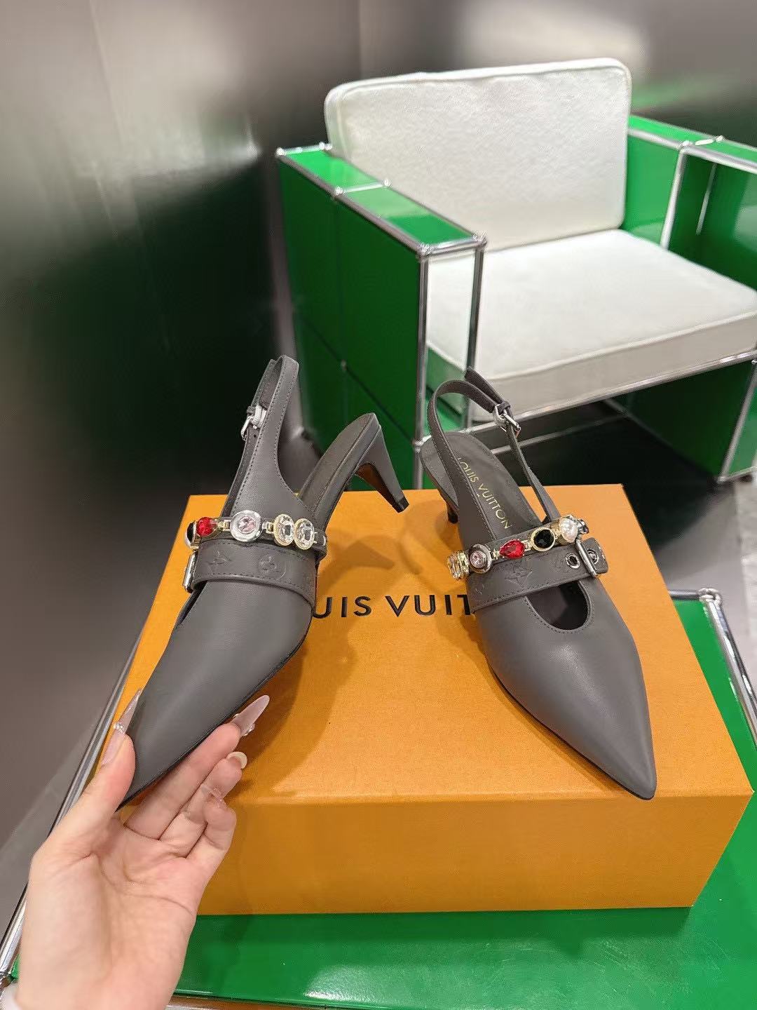 LVの高品質なポインテッドトゥのローヒールシューズ【50％割引+送料無料】