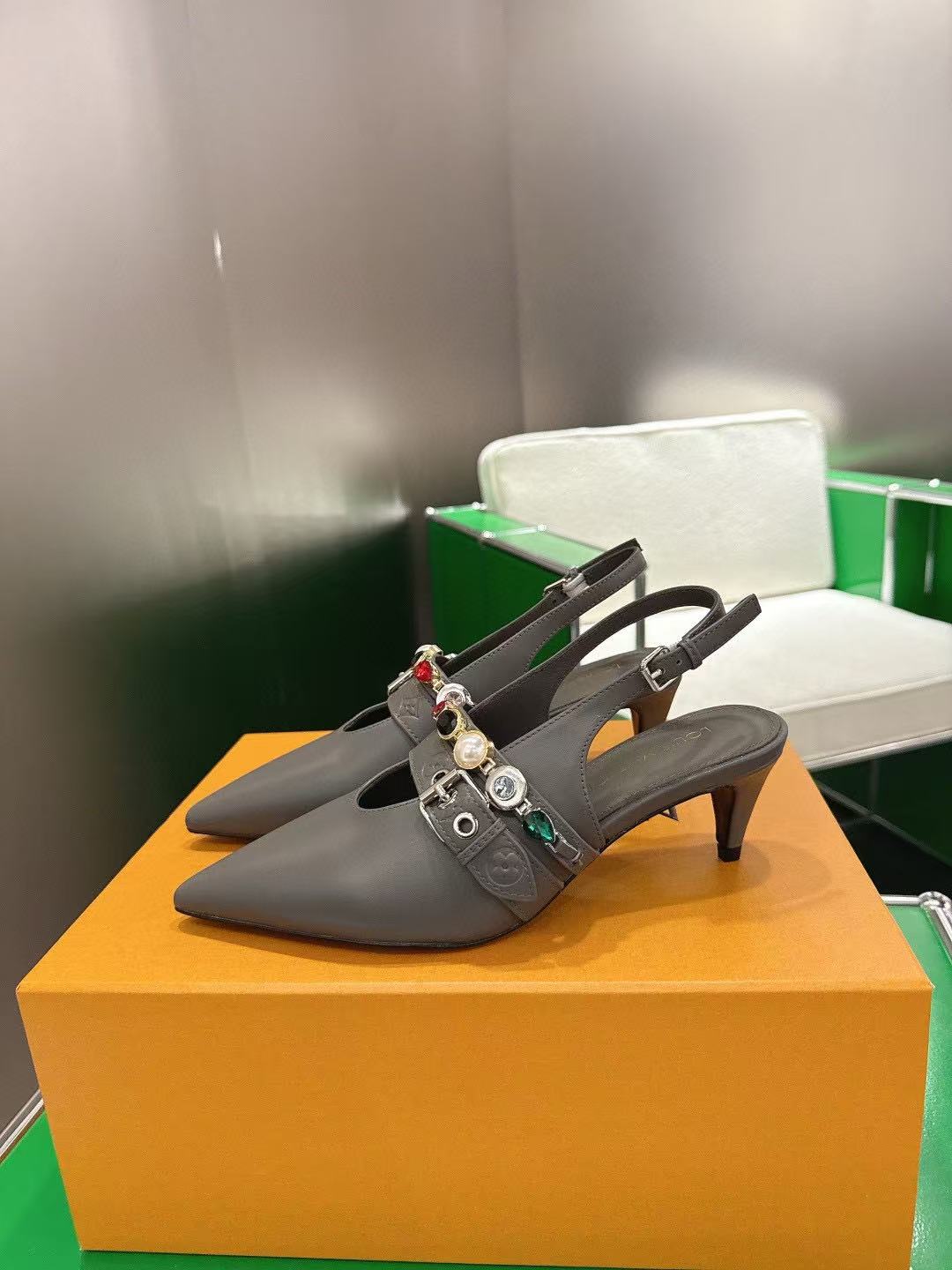 LVの高品質なポインテッドトゥのローヒールシューズ【50％割引+送料無料】