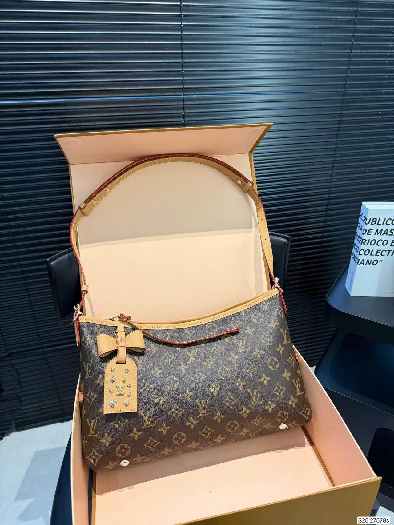 LVプリントのアンダーアームバッグ【50％割引+送料無料】