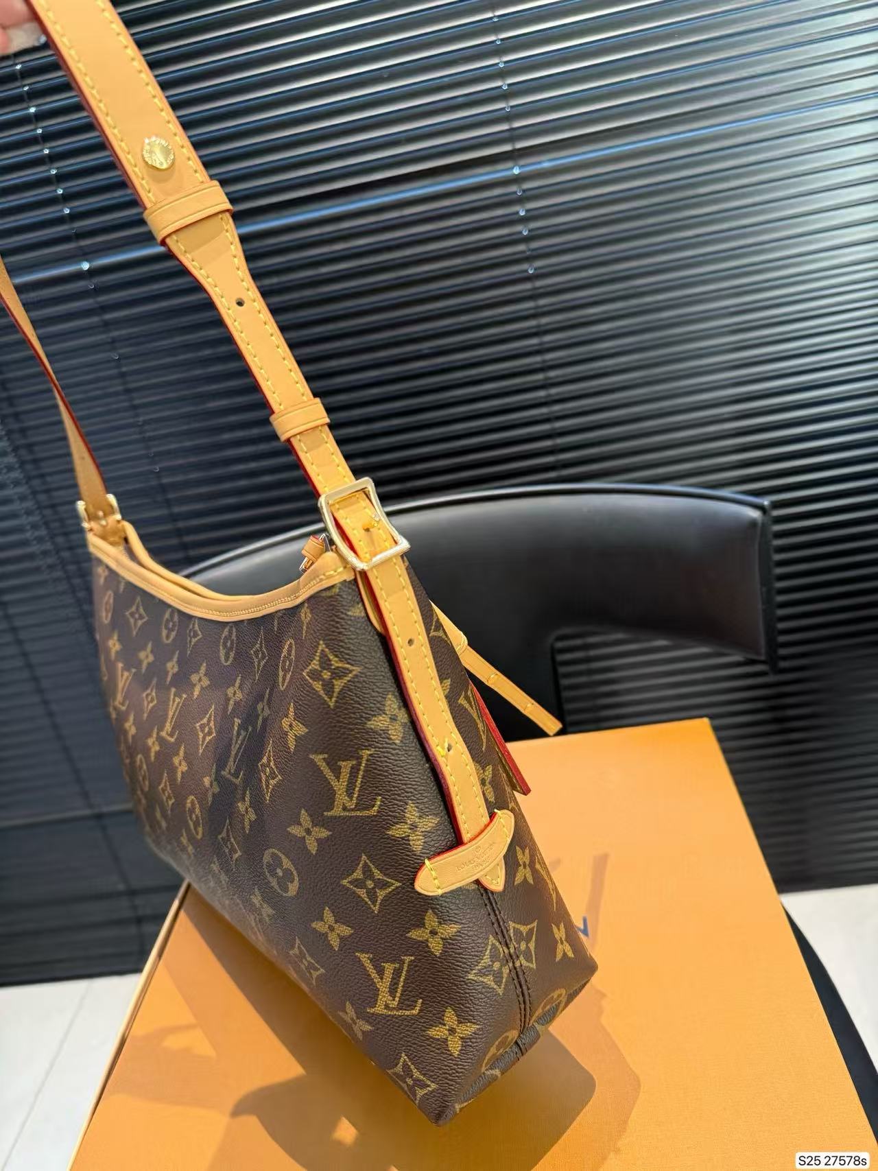 LVプリントのアンダーアームバッグ【50％割引+送料無料】