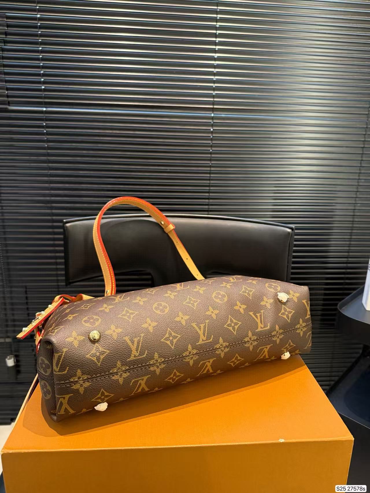 LVプリントのアンダーアームバッグ【50％割引+送料無料】