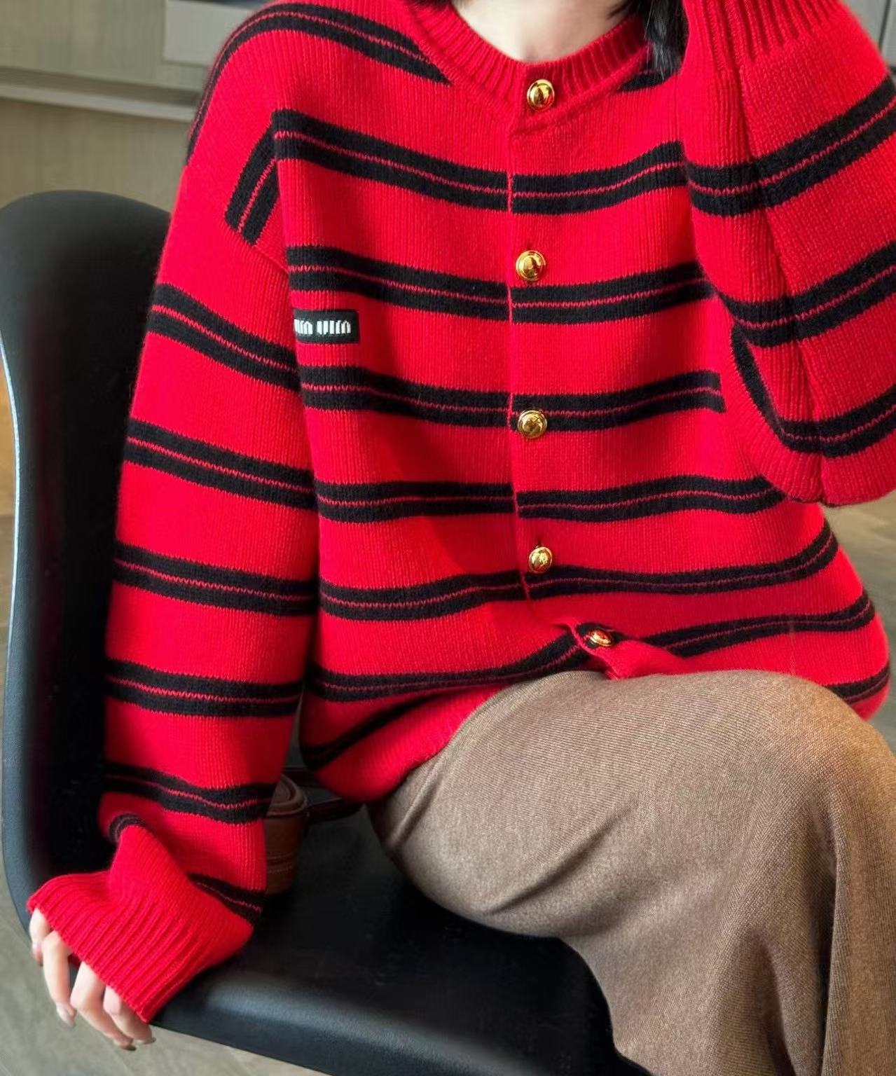 M1UM1U メタルボタン ストライプ ウール カーディガン【50％割引+送料無料】