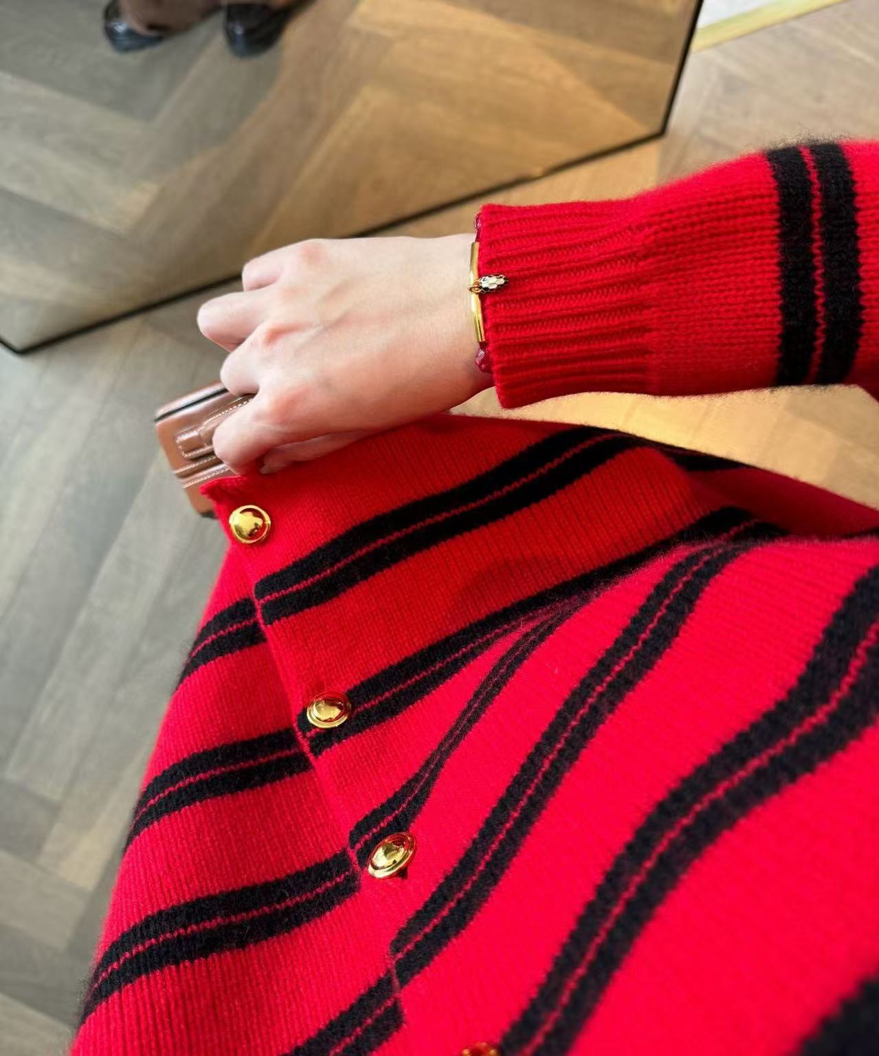 M1UM1U メタルボタン ストライプ ウール カーディガン【50％割引+送料無料】