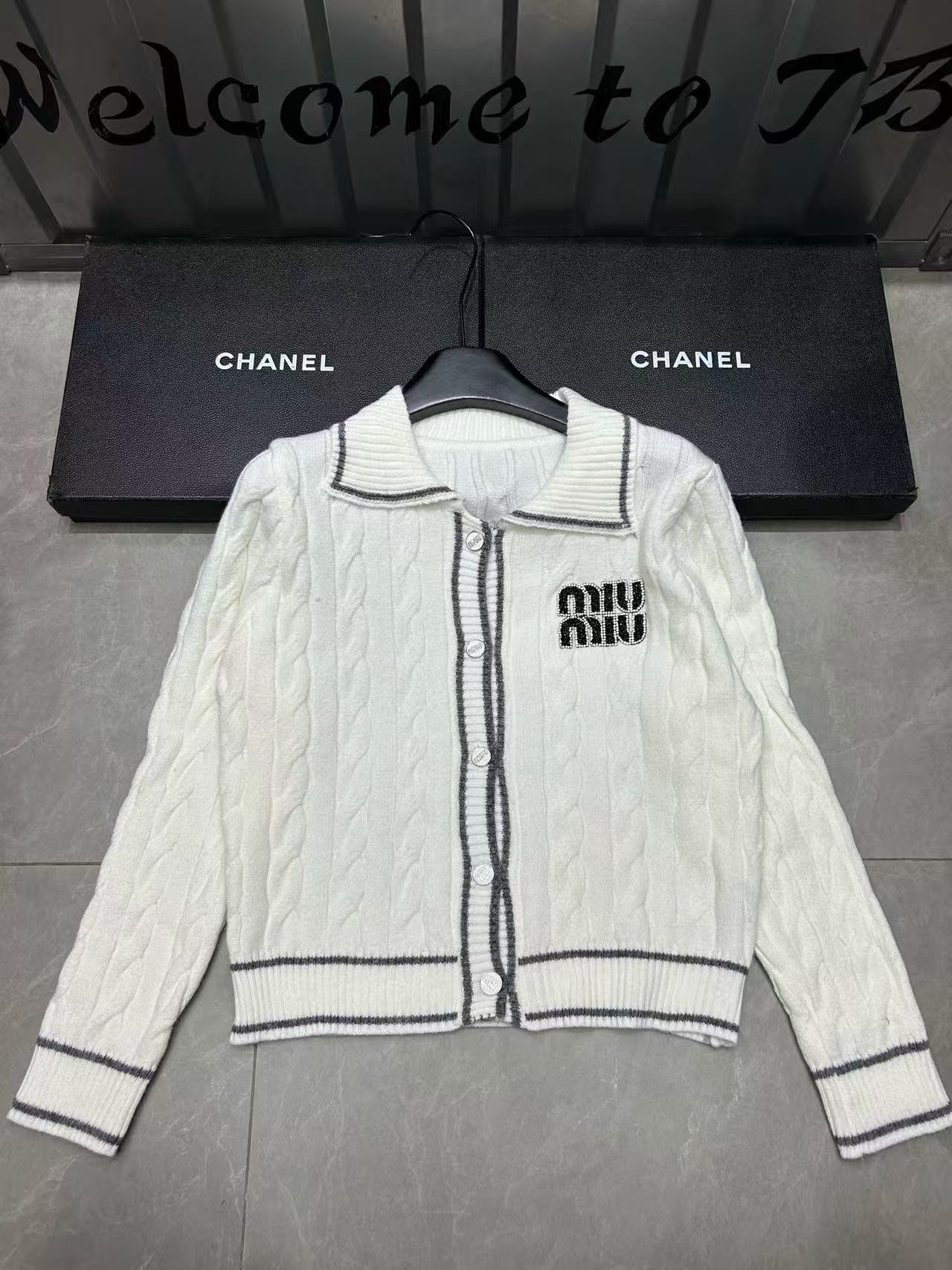 M1UM1U レターウールカーディガン【50％割引+送料無料】