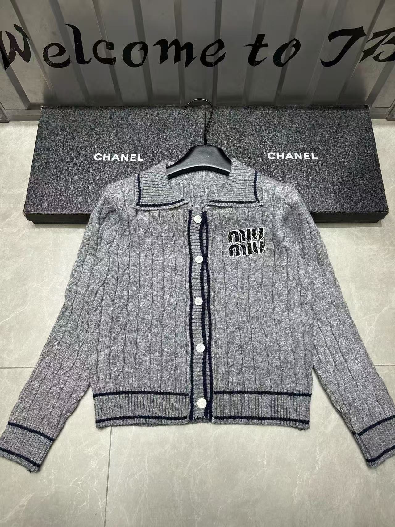 M1UM1U レターウールカーディガン【50％割引+送料無料】