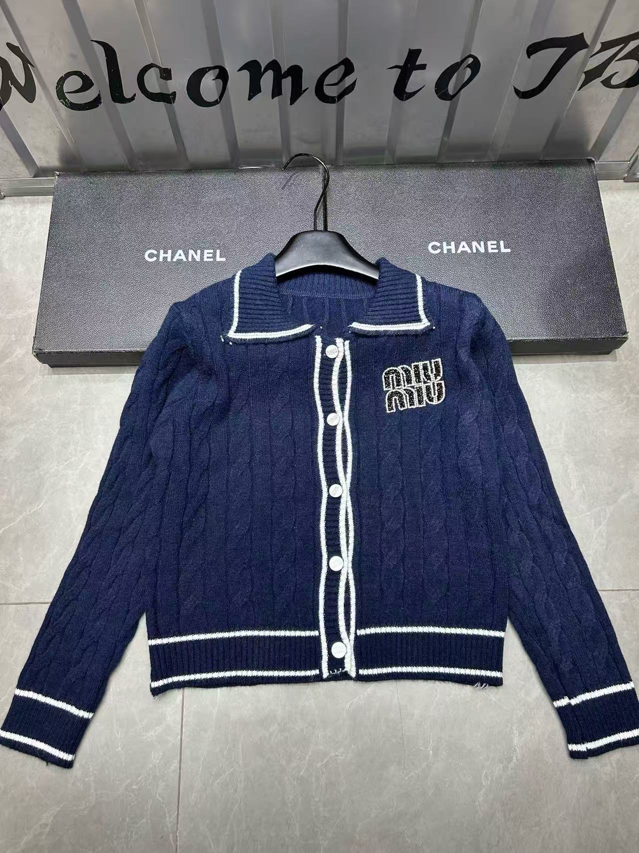 M1UM1U レターウールカーディガン【50％割引+送料無料】