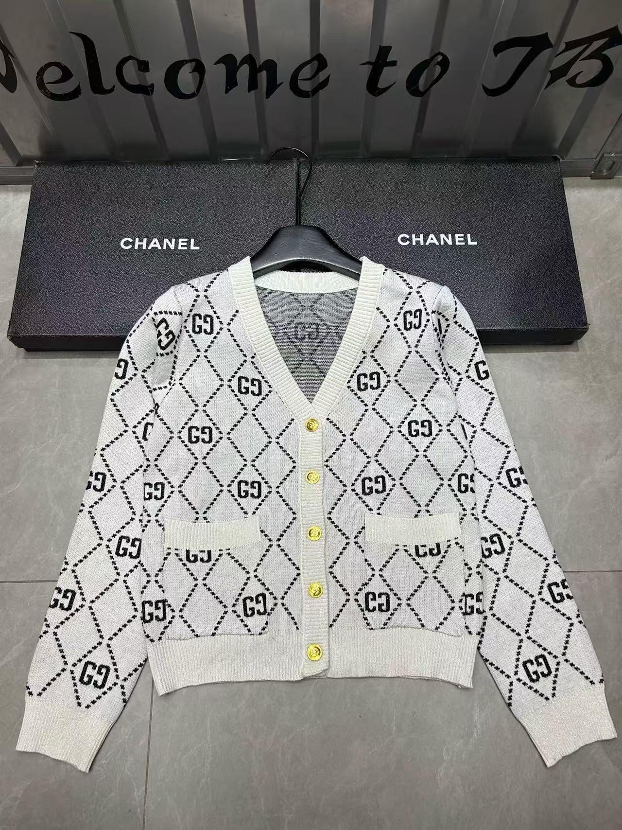 GUCC1 メタルボタン Vネック ウール カーディガン【50％割引+送料無料】