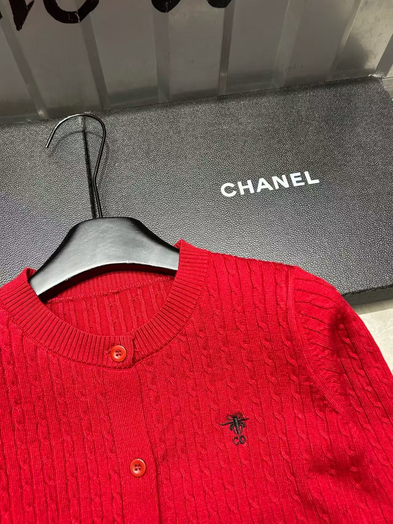 DIORのミニマリストCDビーウールカーディガン【50％割引+送料無料】