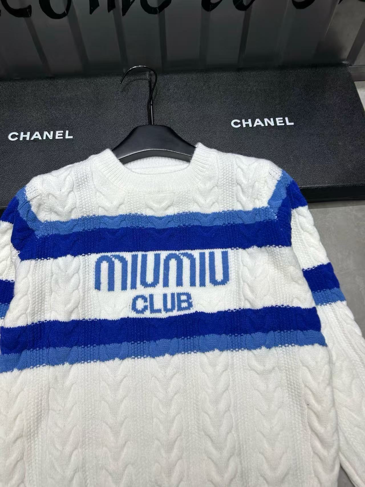 M1UM1U カラーブロック レター セーター【50％割引+送料無料】