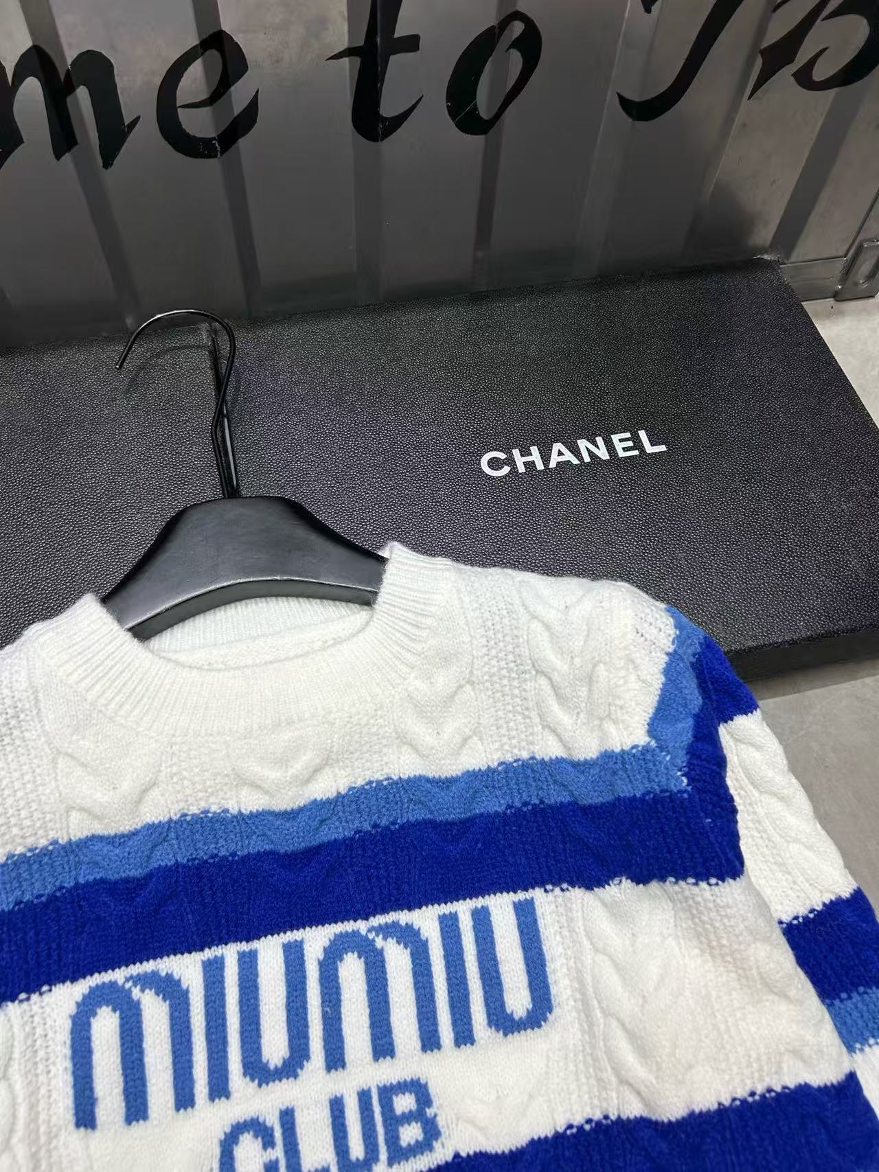 M1UM1U カラーブロック レター セーター【50％割引+送料無料】