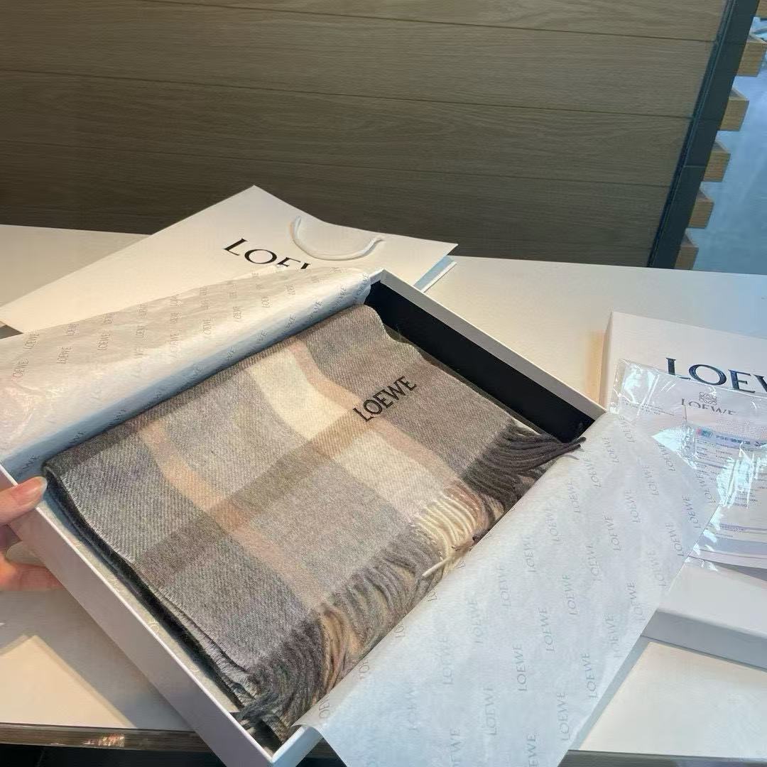 L0WEW 刺繍入りレターカシミアスカーフ【50％割引+送料無料】