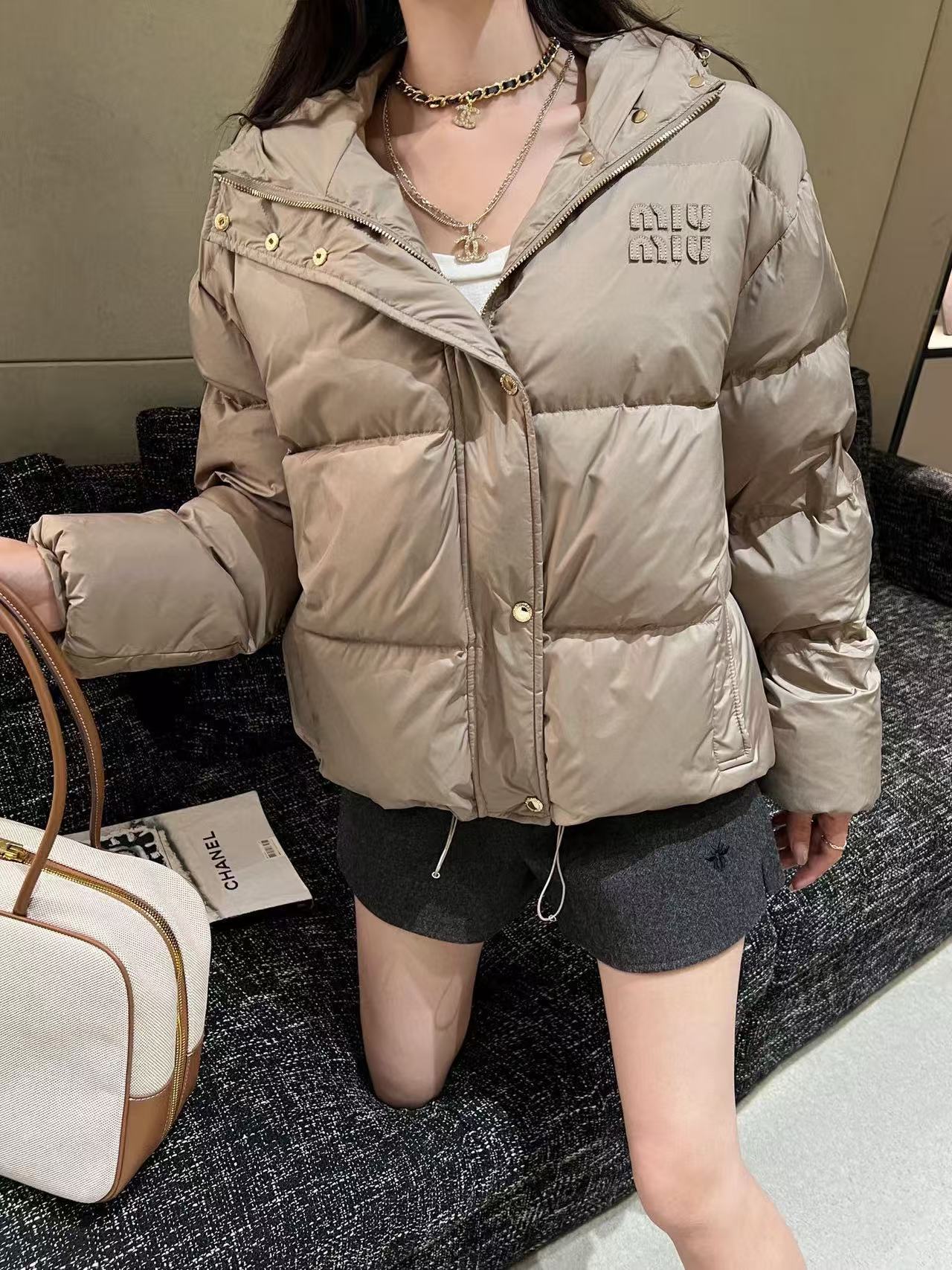 M1UM1U シンプルフード付きダウンジャケット【50％割引+送料無料】