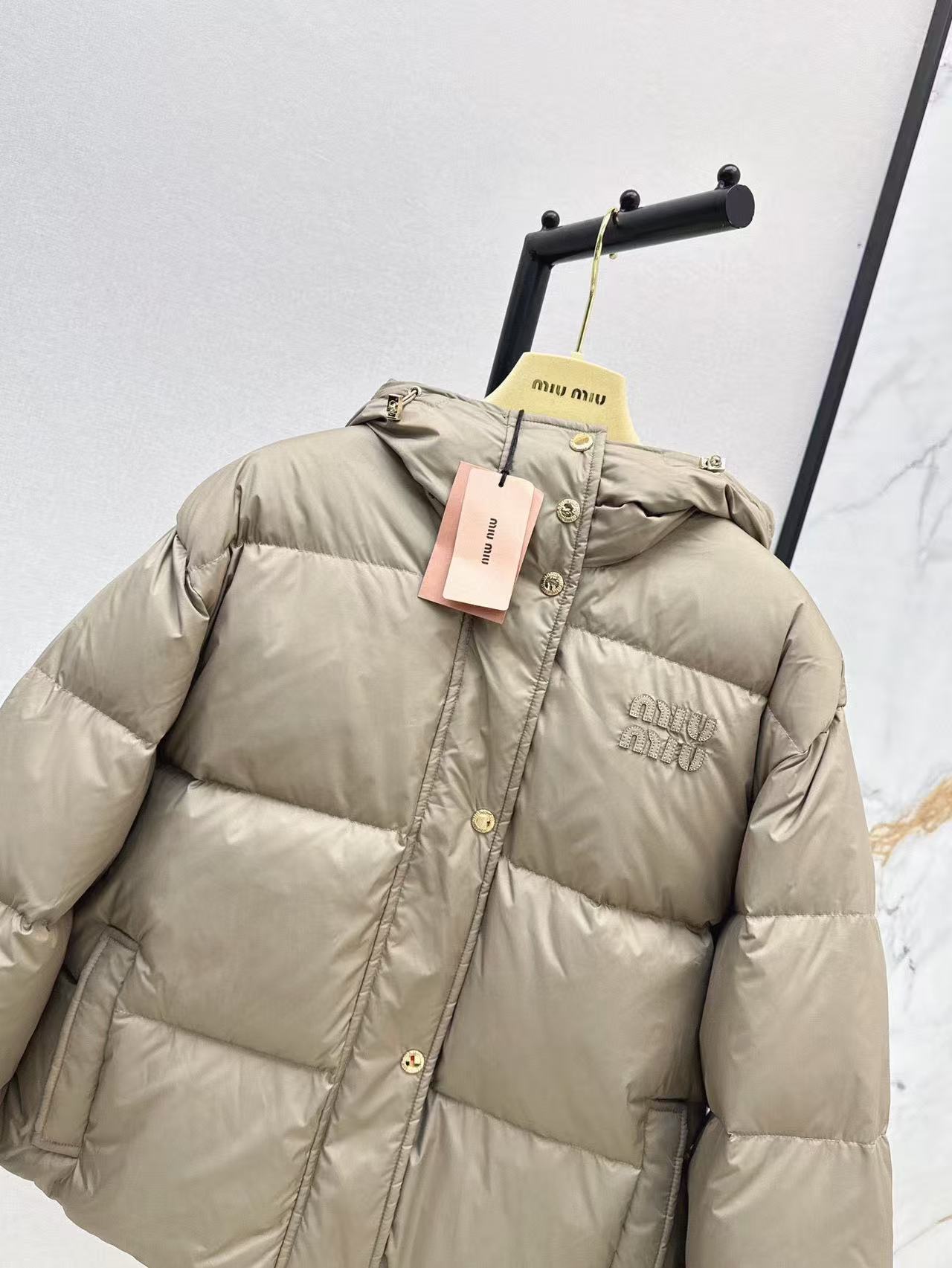 M1UM1U シンプルフード付きダウンジャケット【50％割引+送料無料】