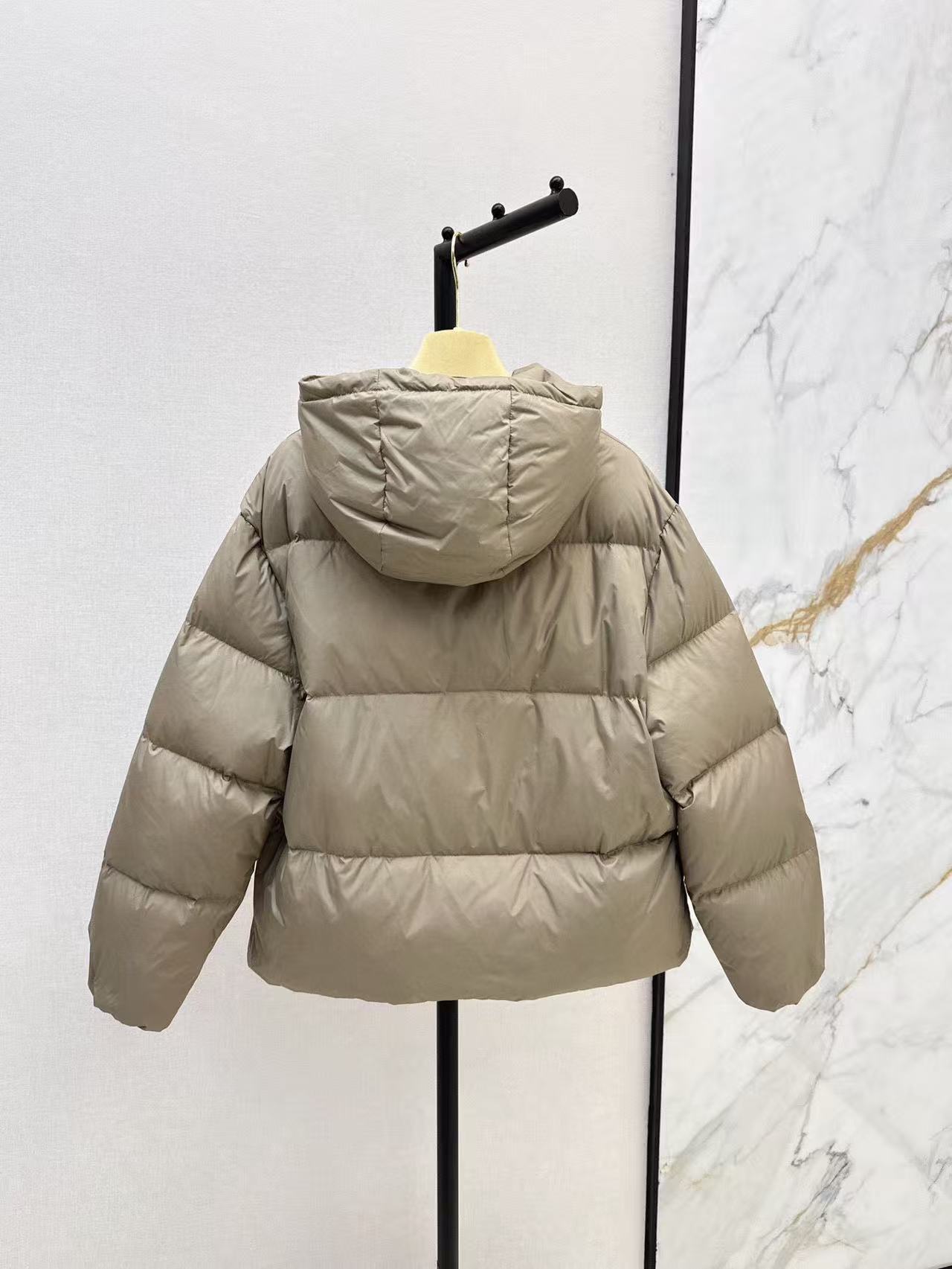 M1UM1U シンプルフード付きダウンジャケット【50％割引+送料無料】