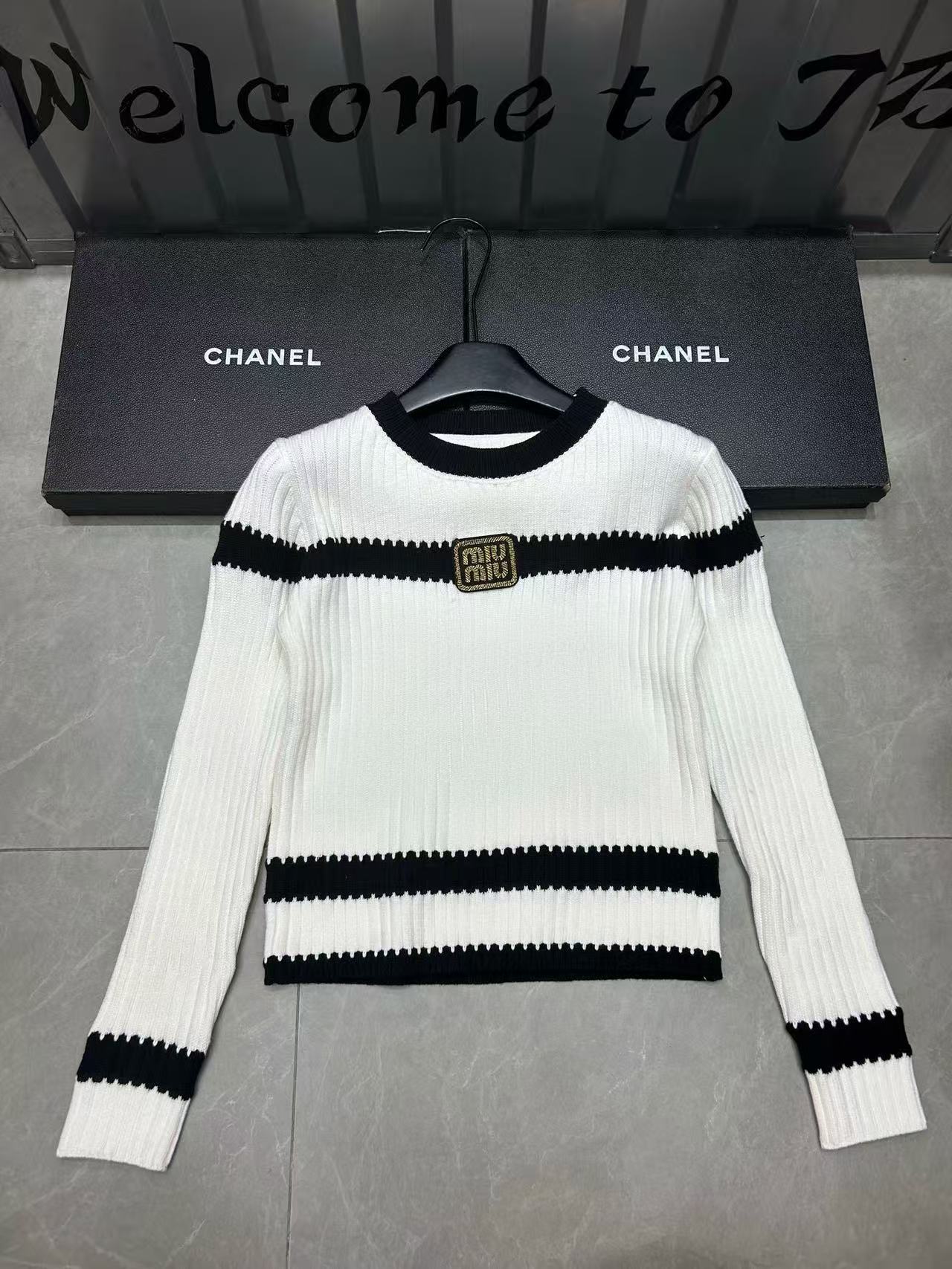 M1UM1U カラーブロックレターウールセーター【50％割引+送料無料】