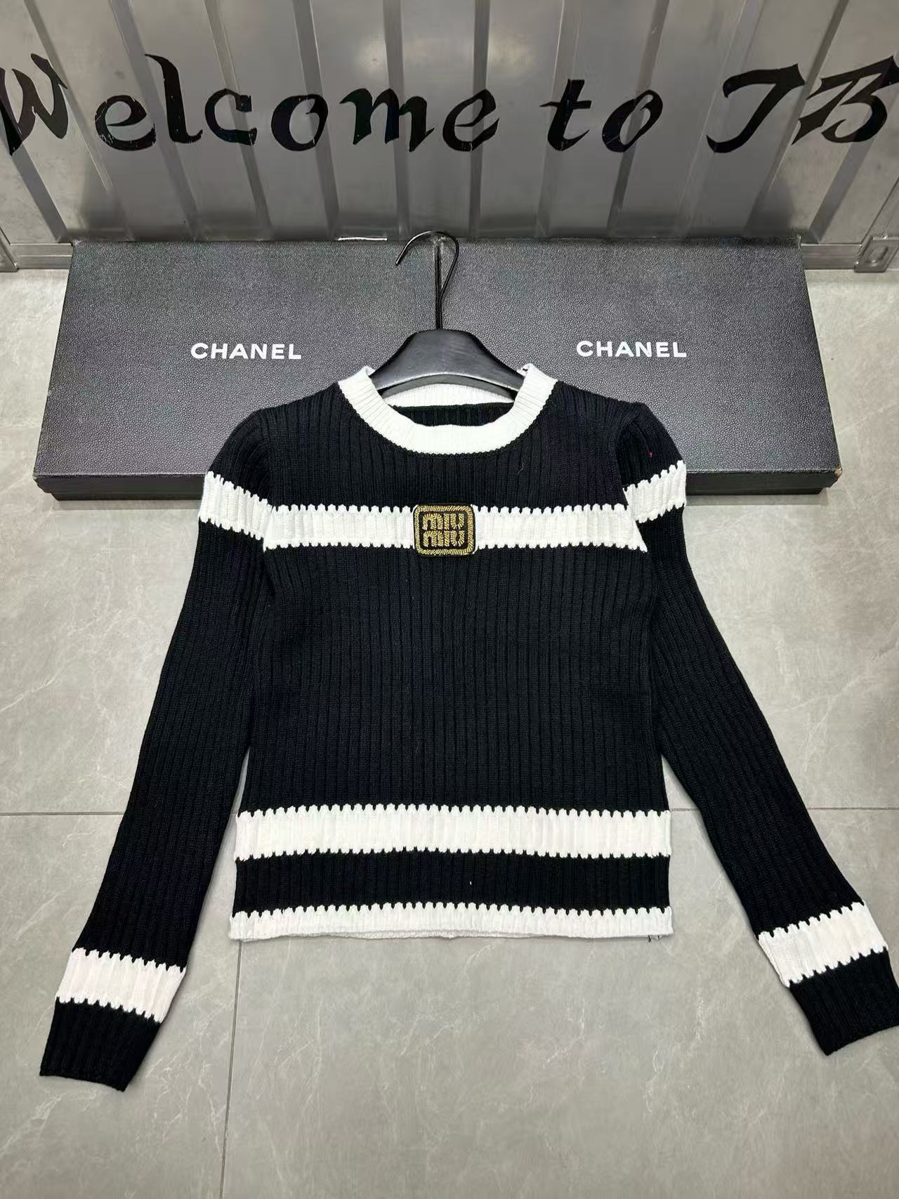 M1UM1U カラーブロックレターウールセーター【50％割引+送料無料】