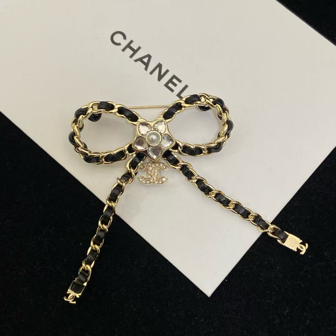 CHANE1 ダブルC レザーブローチ【50％割引+送料無料】