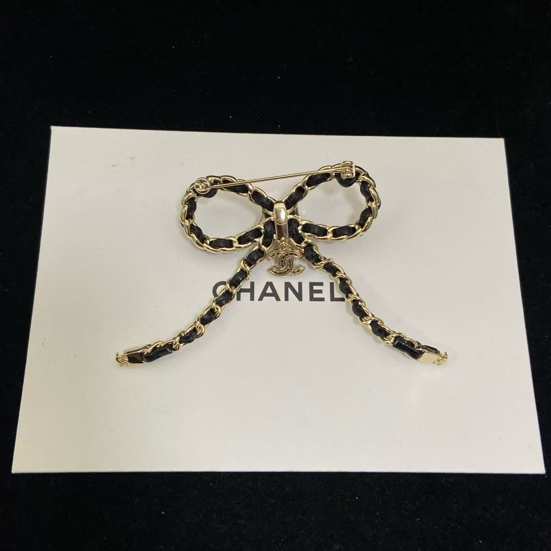 CHANE1 ダブルC レザーブローチ【50％割引+送料無料】
