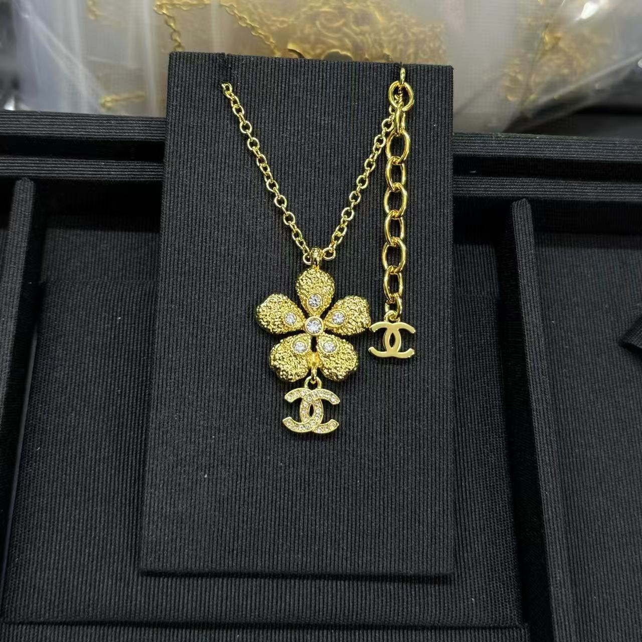 CHANE1 ダブルC ファイブフラワー ダイヤモンドネックレス【50％割引+送料無料】