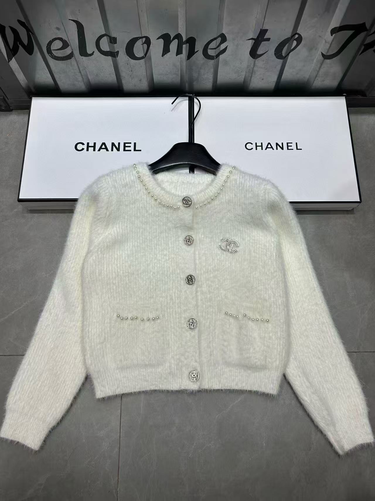 CHANE1 ブローチとダブルCロゴ付きカーディガン【50％割引+送料無料】