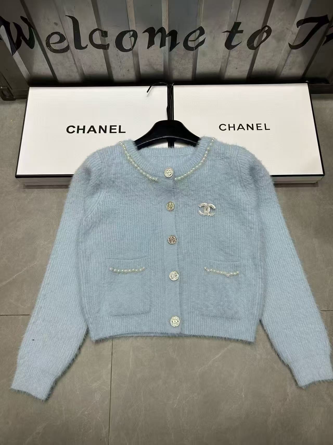 CHANE1 ブローチとダブルCロゴ付きカーディガン【50％割引+送料無料】