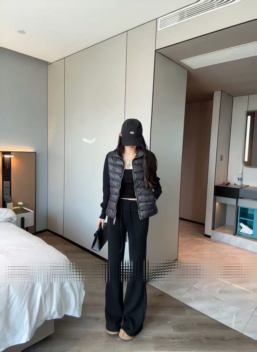 M1UM1U レターダウンベスト【50％割引+送料無料】