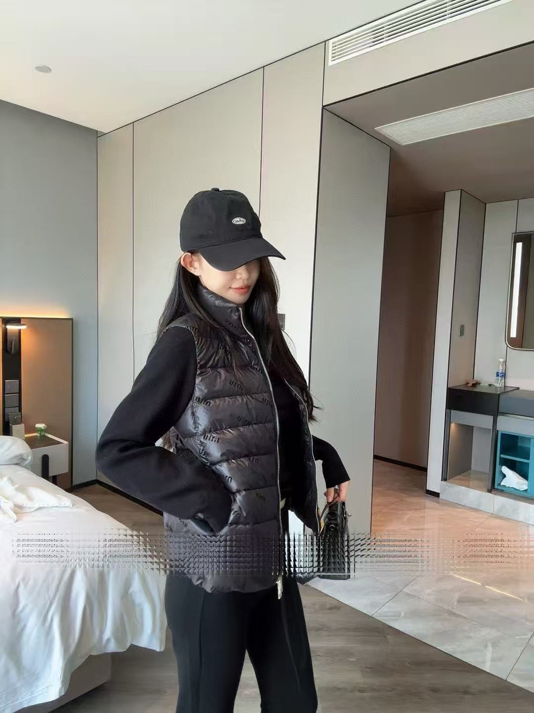 M1UM1U レターダウンベスト【50％割引+送料無料】