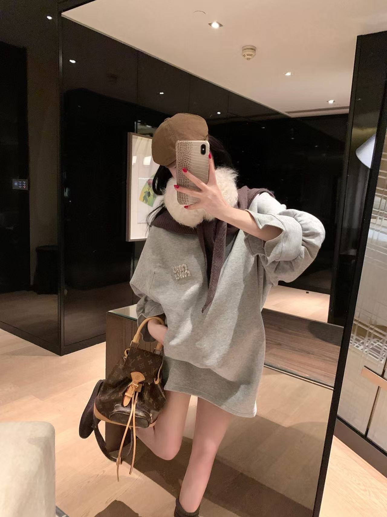 M1UM1Uスカーフ + ラインストーン スウェットシャツ【50％割引+送料無料】