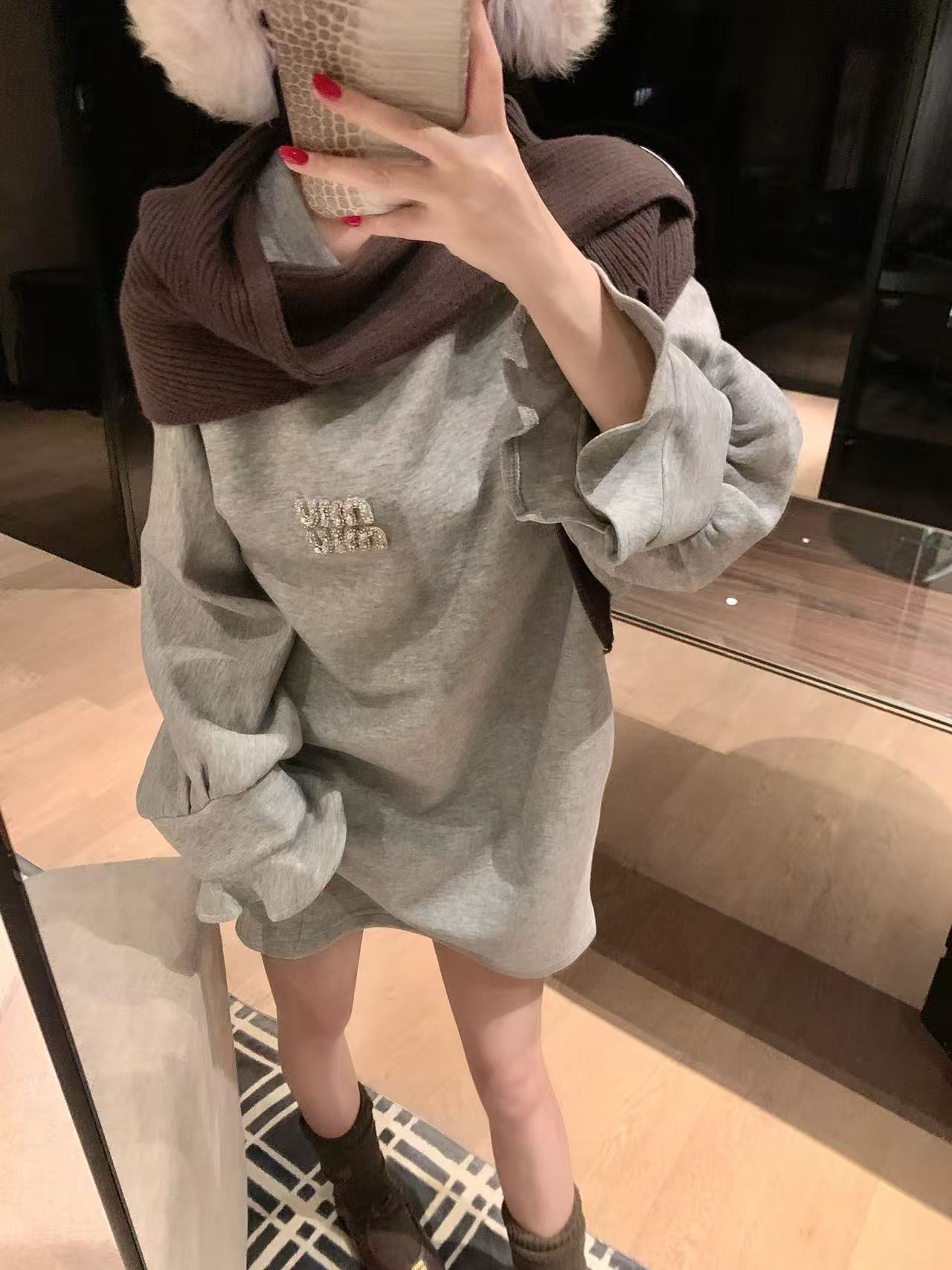 M1UM1Uスカーフ + ラインストーン スウェットシャツ【50％割引+送料無料】